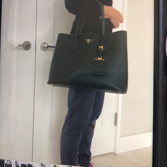 100% Authenticity Prada Large Black Saffiano Leather Tote - Picture 3 of 16